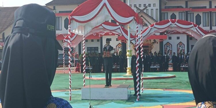 FOTO: MATAKALTENG - Penjabat (Pj) Bupati Murung Raya (Mura), Hermon memimpin jalannya upacara peringatan hari Pahlawan ke -78 di halaman kantor Bupati Murung Raya, Jumat (10/11/2023).
