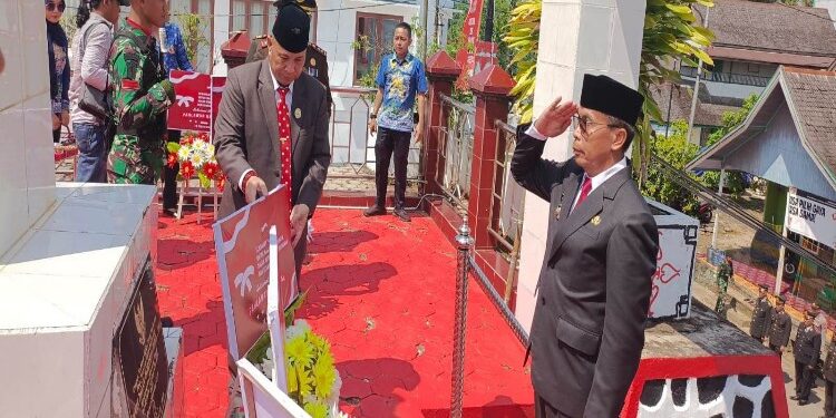 FOTO: MATAKALTENG - Pj Bupati Mura Pimpin Upacara Ziarah Makam Pahlawan Bersama Forkopimda.