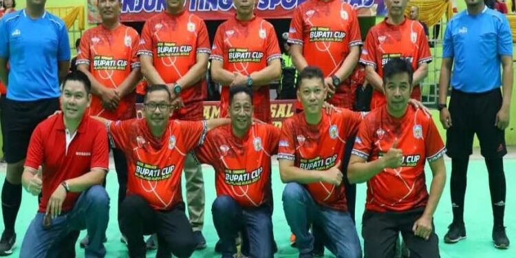 FOTO: MATAKALTENG - Turnamen futsal Pj Bupati Cup antar Satuan Organisasi Perangkat Darah (SOPD) di Kabuoaten Murung Raya (Mura) resmi di buka secara langsung oleh Pj Bupati Mura, Hermon di Gor Tana Malai Tolung Lingu (TMTL), Minggu (12/11/2023).
