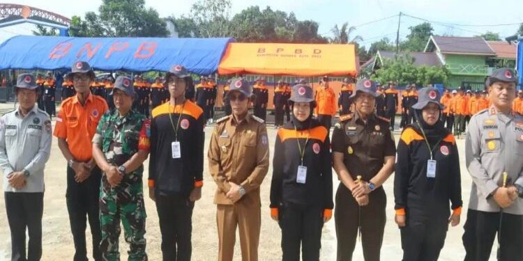 FOTO: MATAKALTENG - Pj Bupati Murung Raya (Mura), Hermon membuka pelatihan pencarian, pertolongan dan evakuasi korban bencana yang berlangsung di Halaman Kantor Badan Penanggulangan Bencana Daerah (BPBD) Kabupaten Murung Raya, Selasa (14/11/2023).
