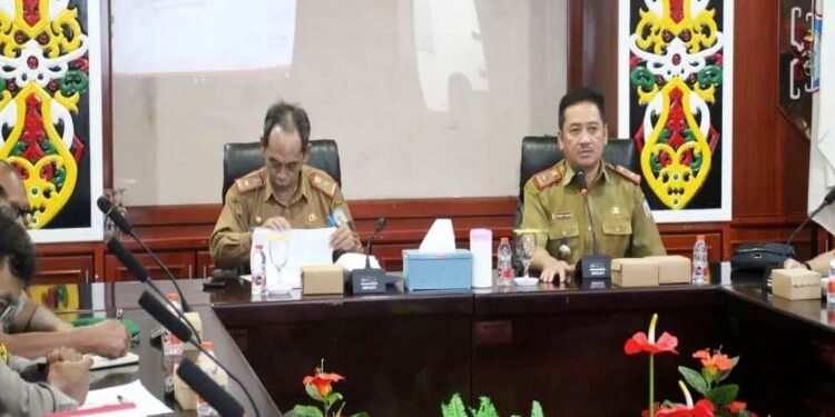 FOTO: MATAKALTENG - Plt Sekretaris Daerah (Sekda) Murung Raya (Mura), Sarampang membuka serta memimpin pelaksanaan Rapat Koordinasi (Rakor) Cadangan Pangan Pemerintah Daerah (CPPD) yang berlangsung di Aula Gedung A kantor Bupati Murung Raya, Selasa (14/11/2023).