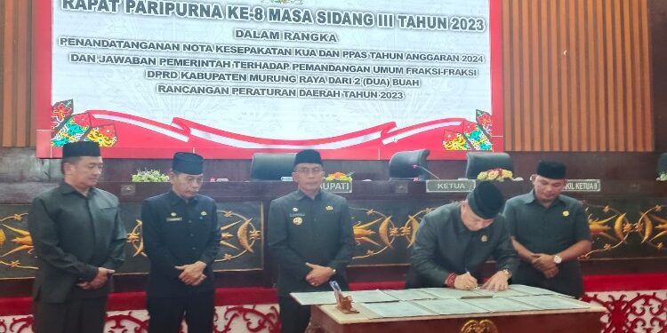 FOTO: MATAKALTENG - Pj Bupati Mura, Hermon bersama DPRD Mura melaksanakan rapat Paripurna dalam rangka Penandatanganan Nota Kesepakatan Kebijakan Umum Anggaran (KUA) dan Prioritas Plafon Anggaran Sementara (PPAS) tahun anggaran 2024.