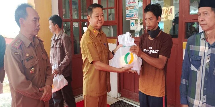 FOTO: MATAKALTENG - Dinas Ketahanan Pangan (DKP) Murung Raya (Mura) melaksanakan penyaluran bantuan pangan secara simbolis bantuan pangan dalam kegiatan intervensi pengendalian kerawanan pangan tahun 2023 yang berlanngsung di Kantor Kelurahan Beriwit Puruk Cahu, Selasa (31/10/2023).