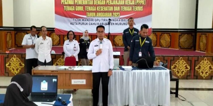 FOTO: MATAKALTENG - Pj Bupati Murung Raya (Mura), Hermon melakukan peninjauan pelaksanaan seleksi kompetensi Calon Pegawai Pemerintah dengan Perjanjian Kerja (PPPK) Guru Kabupaten Murung Raya formasi 2023 yang dilaksanakan di GPU Tira Tangka Balang, Rabu (15/11/2023).