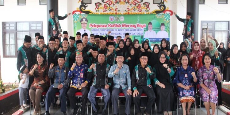 FOTO: MATAKALTENG - Plt Sekretaris Daerah (Sekda) Murung Raya (Mura), Sarampang melepas 83 Kafilah Kabupaten Murung Raya yang akan mengikuti Musabaqah Tilawatil Qur’an dan Musabaqah Al Hadis (MTQH) ke XXXI tahun 2023, Kamis (16/11/2023).
