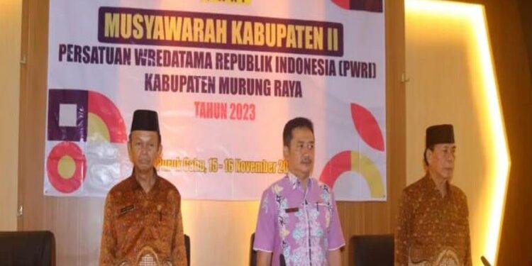 Asisten II Sekretariat Daerah (Setda) Murung Raya (Mura), Ferry Hardy turut menghadiri Musyawarah Kabupaten (MUSKAB) ke II Persatuan Wredatama Republik Indonesia (PWRI) Kabupaten Murung Raya berlangsung di Aula Bappedalitbang Kabupaten Murung Raya (Mura) Kamis (16/11/2023).