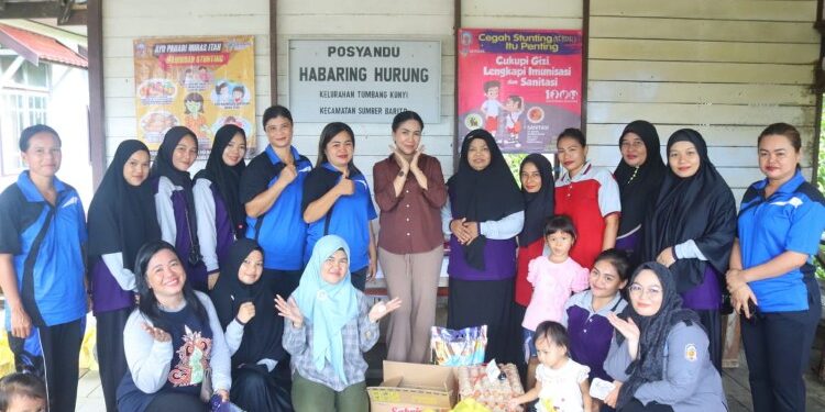 FOTO: MATAKALTENG - Dinas Pemberdayaan Perempuan dan Perlindungan Anak, Pengendalian Penduduk dan Keluarga Berencana (DP3A DALDUKKB) Murung Raya (Mura) melaksanakan pemberian makanan tambahan untuk ibu hamil di Tumbang Kunyi, Kecamatan Sumber Barito, Jumat (17/11/2023).