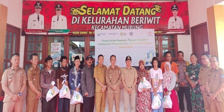FOTO: MATAKALTENG - Pelaksana Teknis (Plt) Sekretaris Daerah (Sekda) Murung Raya (Mura), Sarampang turut menghadiri kegiatan penyaluran bantuan pangan dari Badan Pangan Nasional melalui Dinas Ketahanan Pangan (DKP) Mura yang berlangsung di Kantor Kelurahan Beriwit, Selasa (31/20/2023).