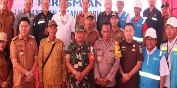 FOTO: MATAKALTENG - Kementerian ESDM bersinergi dengan Komisi VII DPR RI memberikan Bantuan Pasang Baru Listrik kepada 5.200 Rumah Tangga di Provinsi Kalimantan Tengah (Kalteng) salah satunya yang ada di Kabupaten Murung Raya (Mura).