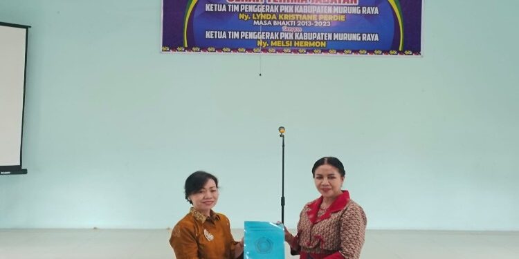 FOTO: MATAKALTENG - Tim Penggerak Pemberdayaan dan Kesejahteraan Keluarga (TP PKK) Murung Raya (Mura) menggelar serah terima jabatan (Sertijab) Ketua TP PKK Mura yang berlangsung di Aula Sekretariat TP PKK Mura, Jumat (3/11/2023).