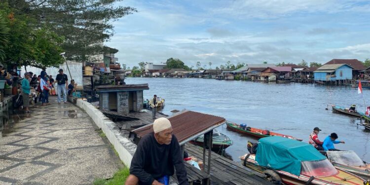 FOTO: AKH/MATAKALTENG - Kegiatan di bantaran Sungai Jelai.