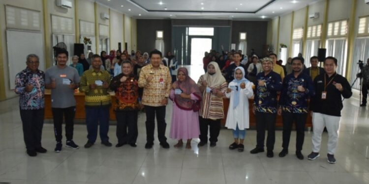 FOTO: IST/MATAKALTENG - Penjabat Bupati Kobar Budi Santosa saat berada ditengah pelaku UMKM di Kobar belum lama ini.