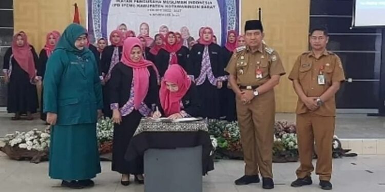FOTO: IST/MATAKALTENG - Penandatanganan SK Pelantikan Pengurus IPEMI Kabupaten Kotawaringin Barat.