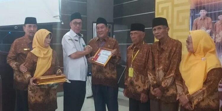 FOTO: IST/MATAKALTENG - Asisten II Setda Kobar Kamaludin saat menghadiri Musyawarah Kabupaten IX di Aula Kantor Baopedalitbang Kobar, Kamis 9 November 2023.