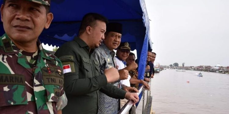 FOTO: IST/MATAKALTENG - Pj Bupati Kobar membuka secara resmi lomba dayung Bupati Cup di kampung Sega, Keluraban Mendawai.