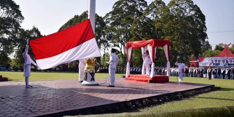 FOTO: IST/MATAKALTENG -
Peringatan Hari Pahlawan di Kabupaten Kotawaringin Barat berlangsung dengan khidmat, Jumat 10 November 2023.