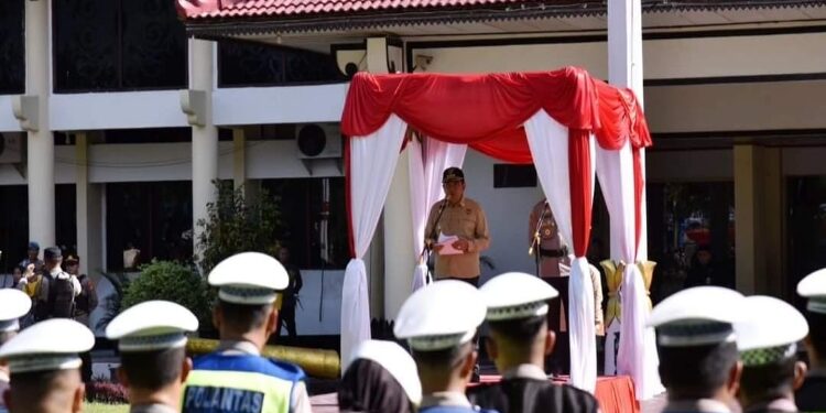 FOTO: ST/MATAKALTENG -
Pemkab Kobar Gelar Apel kesiapan pasukan pengamanan MTQH XXXI tingkat provinsi Kalteng di halaman kantor bupati, Sabtu 18 November 2023.