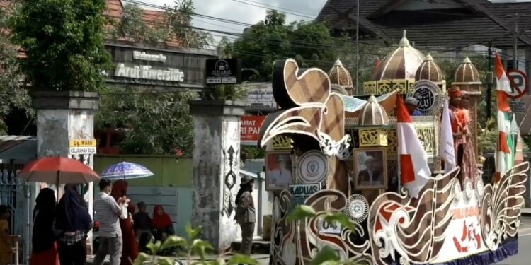 FOTO: IST/MATAKALTENG - Wagub Kalteng dan PJ Bupati Kobar Lepas Pawai Ta'aruf MTQH XXXI.