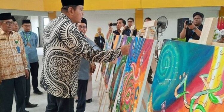 FOTO: IST/MATAKALTENG -
Pj Bupati mengagumi karya salah satu peserta lomba kaligrafi Alqur'an MTQH XXXI tingkat provinsi Kalimantan Tengah, Kamis 23 November 2023.