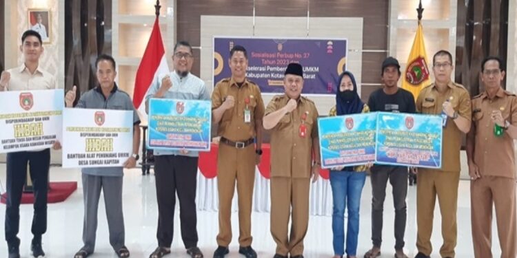 FOTO: IST/MATAKALTENG -
Kelompok usaha terima hibah pengembangan usaha dari Pemkab Kobar, Senin 27 November 2023.