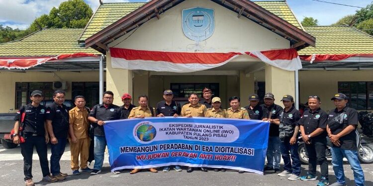 FOTO : AND/MATAKALTENG - IWO Pulpis foto bersama Camat Banama Tingang beserta beberapa Kepala Desa setempat.