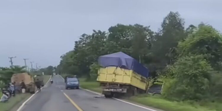 FOTO: IST/MATA KALTENG - Terlihat dump truk dan Cpo yang terlibat kecelakaan di KM 27 Jalan Jendral Sudirman.