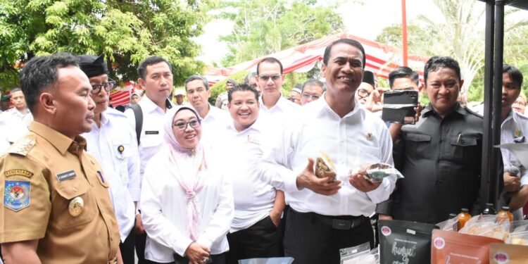 FOTO: MATAKALTENG - Gubernur dan Wagub Kalteng Dampingi Mentan Hadiri Kegiatan Pembinaan Penyuluh Pertanian.