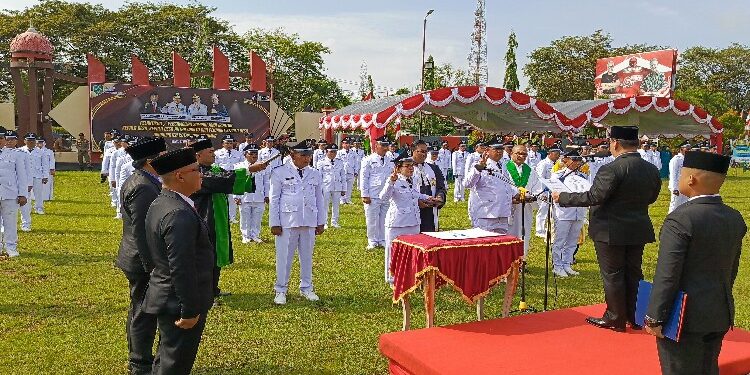 FOTO: DEVIANA/MATAKALTENG - Bupati Kotim Halikinnor saat melantik 81 Kades, Senin 11 Desember 2023.