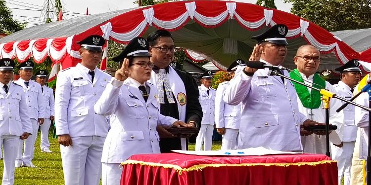 FOTO: DEVIANA/MATAKALTENG - Kades saat dilantik, Senin 11 Desember 2023.