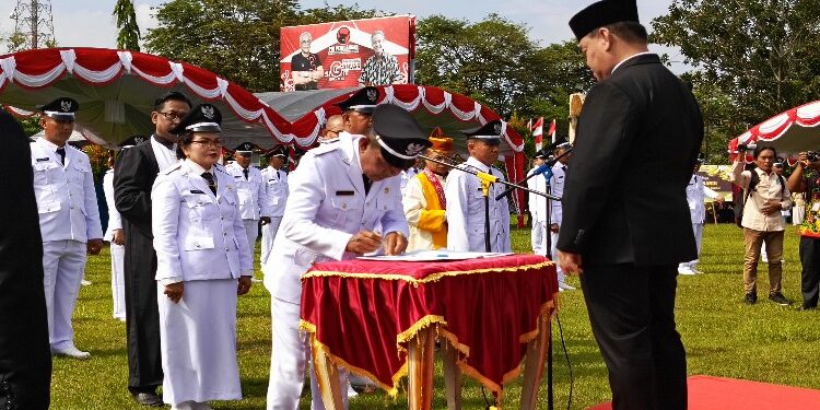 FOTO : DEVIANA/MATAKALTENG - Bupati Kotim Halikinnor saat melantik 81 kades, Senin 11 Desember 2023.