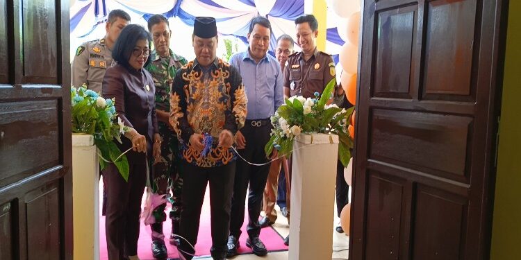 FOTO: DEVIANA/MATAKALTENG - Bupati Kotim, Halikinnor, saat meresmikan rumah singgah Harati, Senin 11 Desember 2023.