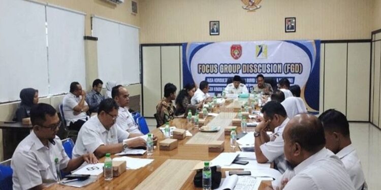 FOTO: IST/MATAKALTENG
- Suasana FGD pembahasan penutupan PD Agrotama Mandiri di ruang rapat Setda Kobar, Rabu 15 November 2023.