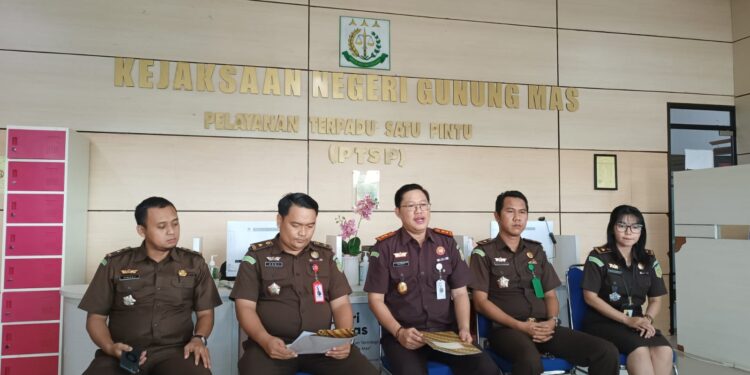 FOTO : SID/MATA KALTENG - Kajari Gumas Sahroni dan jajaran melakukan press rilis terkait penanganan perkara tindak pidana khusus, di kantor kejari setempat, Senin, 11 Desember 2023.