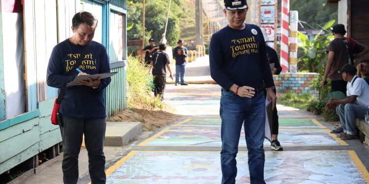 FOTO : DISKOMINFO SANTIK/MATA KALTENG - Bupati Gumas Jaya S Monong, Ketua TP-PKK Mimie Mariatie Jaya S Monong, Kepala DPU Baryen dan Kepala Disbudpar Hansli Gonak saat menjadi dewan juri dengan menilai hasil karya mural para peserta, Sabtu, 9 Desember 2023.