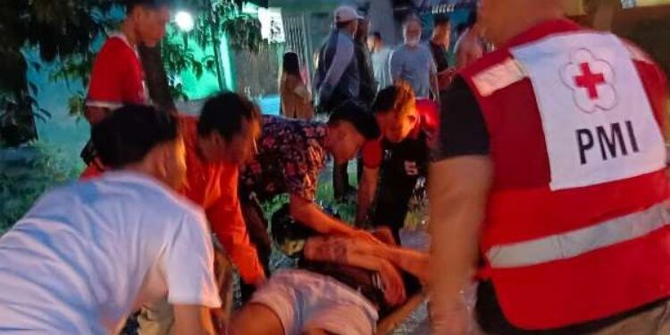 FOTO: IST/MATA KALTENG - Korban saat dievakuasi oleh petugas PMI Kotim.