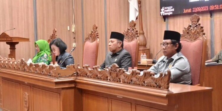 FOTO: DIAN/MATA KALTENG - Ketua DPRD Kotim Rinie Anderson saat memimpin rapat paripurna.