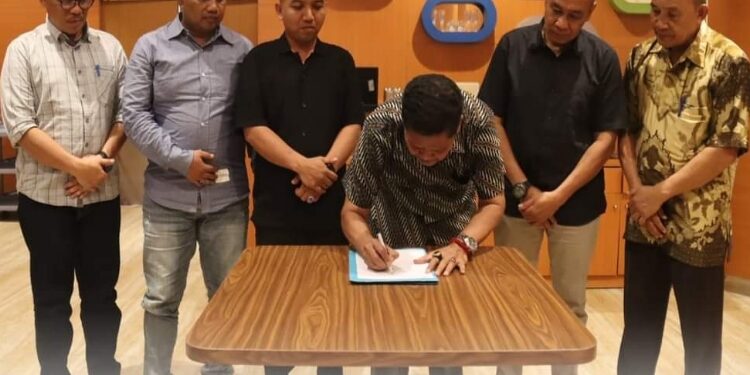 FOTO: PROKOM SERUYAN/MATA KALTENG - Pj Bupati Seruyan, Djainuddin Noor saat menandatangani SE tentang larangan pemanenan, pengangkutan dan penerimaan Tandan Buah Segar (TBS) kelapa sawit secara tidak sah di wilayah Kabupaten Seruyan.