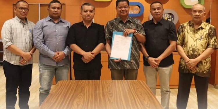 FOTO: PROKOM SERUYAN/MATA KALTENG - Pj Bupati Seruyan, Djainuddin Noor (tiga dari kanan) bersama unsur Forkopimda bersama-sama menandatangani SE tentang larangan pemanenan, pengangkutan dan penerimaan Tandan Buah Segar (TBS) kelapa sawit secara tidak sah di wilayah Kabupaten Seruyan.
