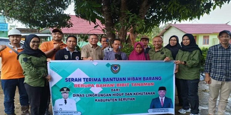 FOTO: IST/MATA KALTENG - Kepala DLHK Kabupaten Seruyan, M. Mukhlis (tiga dari kanan) saat menyerahkan secara simbolis bantuan bibit tanaman kepada Poktan di Desa Batu Menangis, Kecamatan Batu Ampar beberapa waktu lalu.