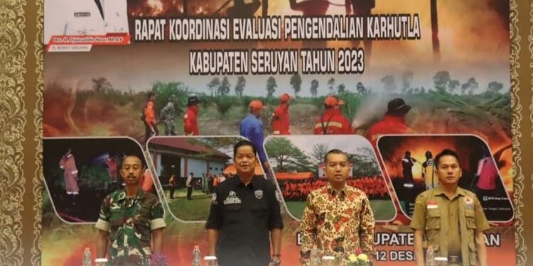 FOTO: PROKOM SERUYAN/MATA KALTENG - Pj Bupati Seruyan, Djainuddin Noor (dua dari kiri) saat menghadiri rapat koordinasi evaluasi pengendalian karhutla Kabupaten Seruyan tahun 2023.