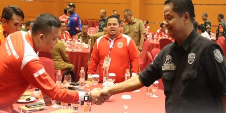 FOTO: PROKOM SERUYAN/MATA KALTENG - Pj Bupati Seruyan, Djainuddin Noor (kanan) saat menghadiri rapat koordinasi evaluasi pengendalian karhutla Kabupaten Seruyan tahun 2023.