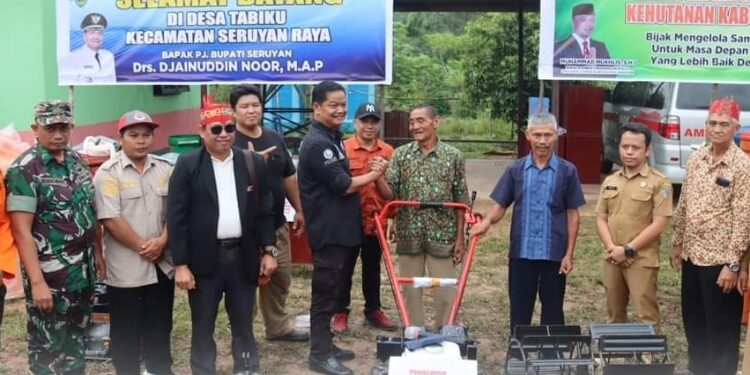 FOTO: PROKOM SERUYAN/MATA KALTENG - Pj Bupati Seruyan, Djainuddin Noor saat menyerahkan secara simbolis sejumlah bantuan peralatan kepada masyarakat di Desa Tabiku, Kecamatan Seruyan Raya.