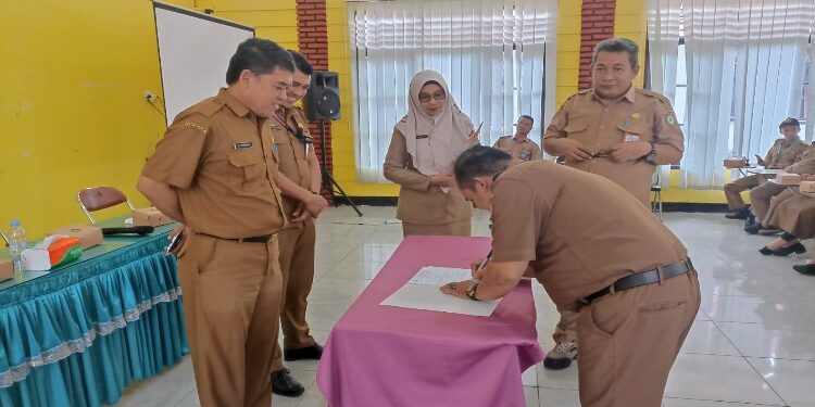 FOTO: DIAN/MATAKALTENG - Sertijab Kepala Bidang Pembinaan SMP, Kepala SD dan Kepala SMP di lingkungan Disdik Kotim, 11 Desember 2023.