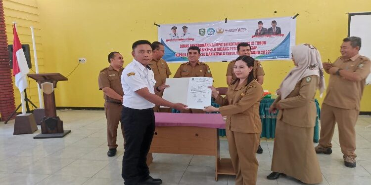 FOTO: DIAN/MATA KALTENG - Sertijap Kepala Bidang Pembinaan SMP, Kepala SD dan Kepala SMP di lingkungan Disdik Kotim, 11 Desember 2023.