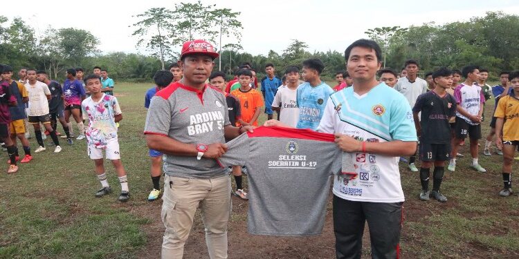 FOTO: IST/MATA KALTENG - Adi Wahyudi (kiri/baju silve) saat mendidik Gurita U-17 dalam mempersiapkan diri berlaga di Soeratin U-17 regional Kalteng.
