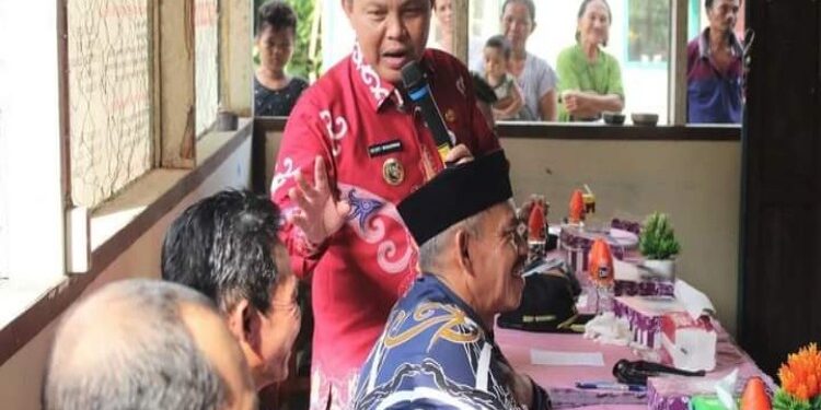 FOTO: MATAKALTENG - Pj Bupati Barsel, Deddy Winarwan, saat berkunjung ke wilayah kecamatan Karau Kuala.