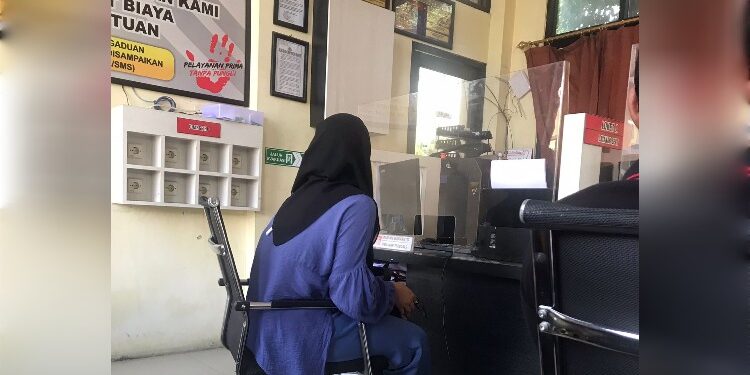 FOTO: IST/MATA KALTENG - Istri F saat melaporkan penggelapan di SPKT Polres Kotim.