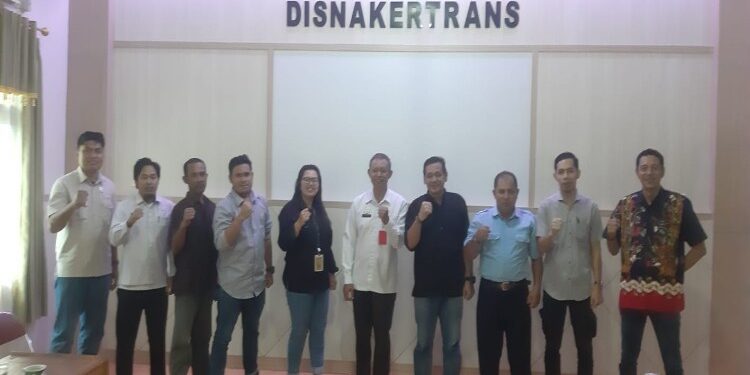 FOTO: IST/MATAKALTENG - Kegiatan rapat pembahasan besaran UMK yang digelar Dinas Tenaga Kerja dan Transmigrasi Sukamara.