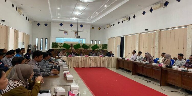 FOTO: AKH/MATAKALTENG - Pj Bupati Sukamara Kaspinor saat membuka kegiatan sosialisasi daftar pemilih tambahan di aula Kantor Bupati Sukamara.