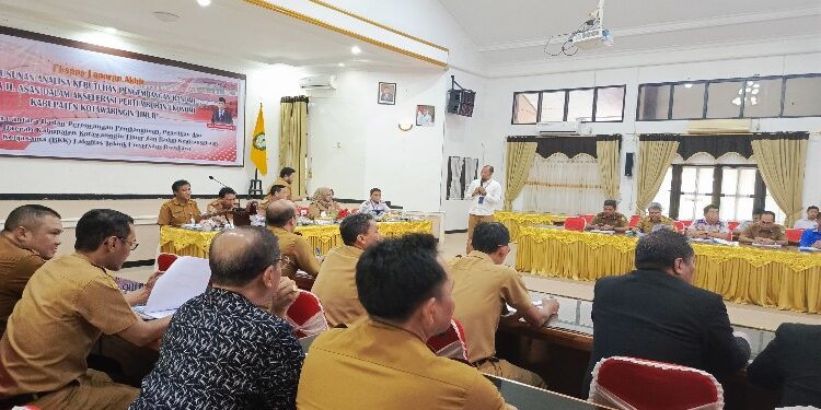 FOTO : DEVIANA/MATAKALTENG - Tim ahli dari Universitas Brawijaya saat pemaparan di depan Bupati Kotim Halikinnor dan lainnya, Selasa 12 Desember 2023.